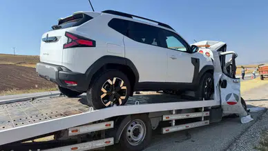 Alaca'da çekici traktörün römorkuna çarptı: Sürücü yaralandı