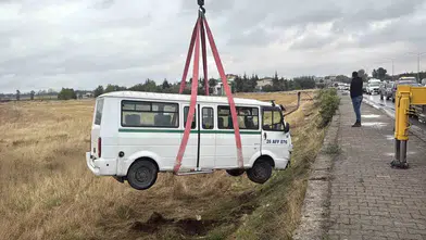 Eskişehir'de otomobil ile minibüs çarpıştı, minibüs tarlaya uçtu