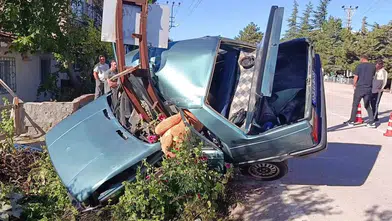 Suluova'da kediye çarpmamak için manevra yapan otomobil elektrik direğine çarpıp ikiye bölündü