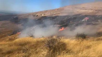 Bozcaada'da trafodan sıçrayan kıvılcımlar otluk alanı küle çevirdi