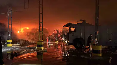 Mersin'de geceyi aydınlatan yangın: Yıldırım tütün deposunu küle çevirdi