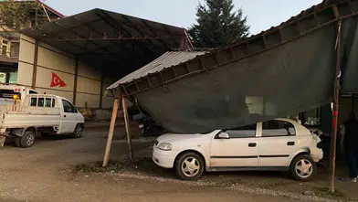 Osmaneli'de kamyonla çarpışan otomobil kıraathanenin içine daldı