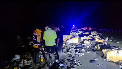 Sakaltutan'da tır kazası: Yaralı sürücü parasını bulmadan hastaneye gitmedi