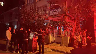 Mersin'de 3 katlı binanın zemininde korkutan çökme: 40 kişi tahliye edildi