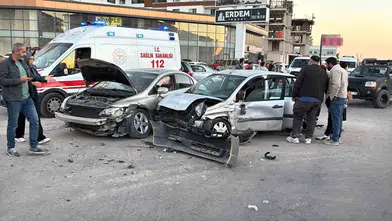 Aksaray'da üç aracın karıştığı zincirleme kazada beş kişi hastanelik oldu