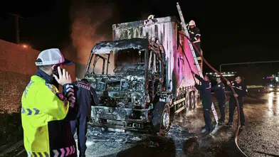 Muğla-Aydın karayolunda seyir halindeki kamyon motor kısmından çıkan yangınla küle döndü