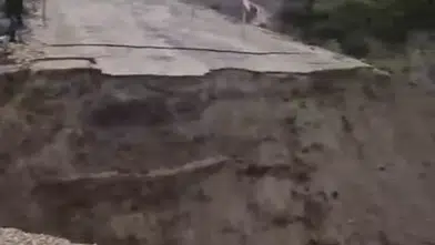 Gönen'de iki yıldır ihmal edilen yol şiddetli yağışla tamamen çöktü