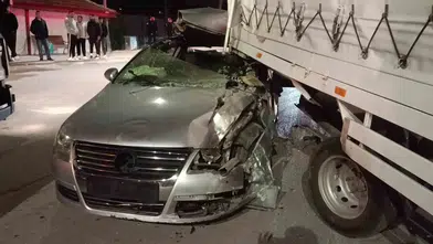Amasya'da park halindeki kamyonete çarpan otomobil hurdaya döndü
