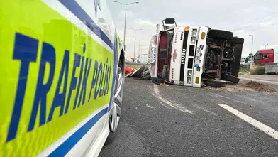 Seyir halindeki kavun yüklü kamyonet alev alıp devrildi