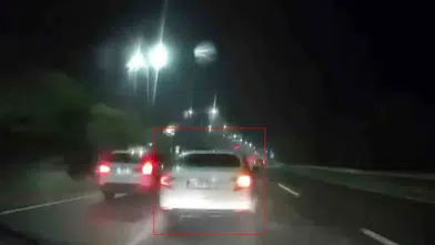 Elazığ'da sağanak yağışa aldırmadı: Trafiği birbirine katan sürücü kamerada