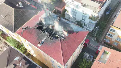 Tuzla'da gece yarısı başlayan fabrika yangını günün ilk ışıklarıyla görüntülendi