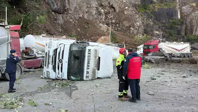 Hopa'da tır parkına düşen dev kaya kütleleri bir kişinin yaşamını sonlandırdı