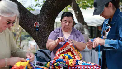 Bodrumlu kadınların el emeği rengarenk gölgeliklere dönüşüyor
