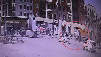 Antakya'da hafriyat kamyonunun kör noktasında kalan motosikletli hayatını kaybetti