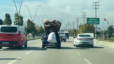 Bursa trafiğinde pes dedirten görüntü: Otomobilin tavanını karton dağına çevirdi