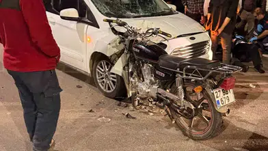 İslahiye'de Fatih Caddesi'nde motosiklet ve hafif ticari araç çarpıştı