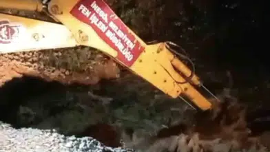 İnegöl'de şiddetli yağış köprüyü yıktı: Mahsur kalan sürücülerin yardımına belediye yetişti