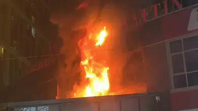 Esenyurt'ta iş yeri yangını: Müdahale etmeye çalışan bir kişi yaralandı