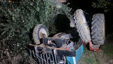 Altınözü'nde traktör kazası: Sürücü devrilen aracın altında can pazarı yaşadı