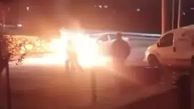 Körfez'de seyir halindeki otomobil bir anda alev topuna döndü