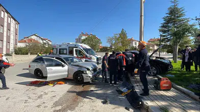 Karaman'da kavşak kazası: Araçlarda sıkışan yaralıları itfaiye kurtardı