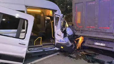 Arnavutköy'de sabah mesaisi kazayla başladı: Servis minibüsü kamyona çarptı