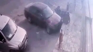 Park halinden çıkarken vites hatası yaptı: Kaldırımda oturan vatandaşa çarptı
