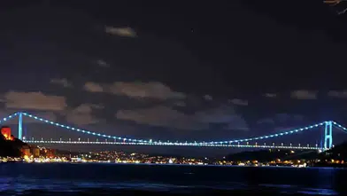 Fatih Sultan Mehmet Köprüsü 3 Ekim Türk Dünyası Günü için turkuaz renkle aydınlatıldı