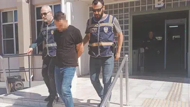 Uzaklaştırma kararına rağmen eve girdi, eşinin boğazını sıkarken yakalandı