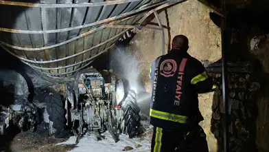 Çivril'de park halindeki traktör alevlere teslim oldu