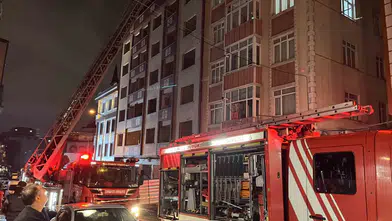 Küçükçekmece'de kentsel dönüşüm bekleyen boş binanın çatısı alevlere teslim oldu