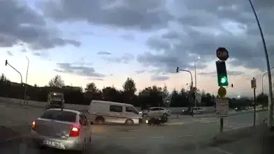 Bursa'da hastane kavşağında kural ihlali: Kırmızı ışıkta geçen kamyonet motosikletliyi yola savurdu