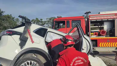 Susurluk yolunda bariyerlere çarpan otomobilde sıkışan yolcuyu itfaiye kurtardı