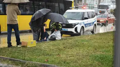 Kastamonu'da kaza sonrası insanlık dersi: Yaralı sürücüyü yağmurdan şemsiyesiyle korudu