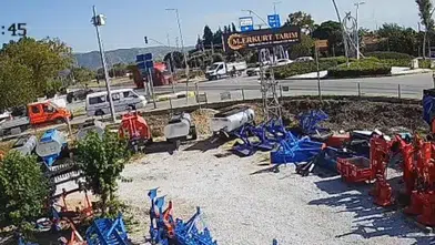 Bayındır'da yüklü kamyonetin çarptığı kadın tekerleklerin altında kalmaktan saniyelerle kurtuldu