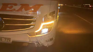 Tosya D-100 karayolunda zincirleme kaza: Otomobil bariyerlere ve otobüse çarptı