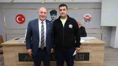 Arhavi'de dürüstlük ödüllendirildi: Yerde bulduğu altını sahibine ulaştıran belediye işçisine 5 bin TL