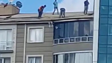 Yozgat'ta çatıdaki ihmal kamerada: İşçilerin metrelerce yükseklikteki tehlikeli çalışması yürekleri ağza getirdi