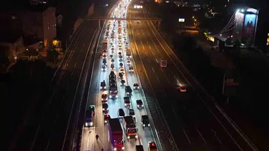 TEM Otoyolu'nda gece yarısı dehşeti: Bariyerlere saplanan otomobilin sürücüsü hayatını kaybetti