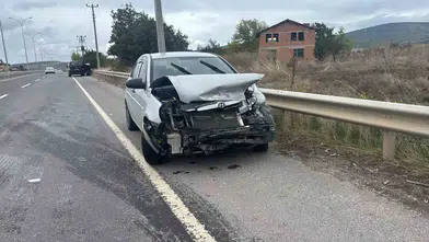 Tavşanlı yolunda direksiyon hakimiyeti kaybedildi: 26 plakalı araç bariyerlere girdi