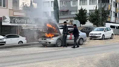Besni'de seyir halindeki otomobil aniden alevlere teslim oldu