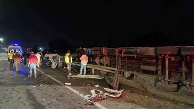 Iğdır'da çimento yüklü tır otogar yakınında devrildi: Sürücü hastaneye kaldırıldı