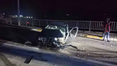 Suşehri'nde kontrolden çıkan otomobil aydınlatma direğini devirdi