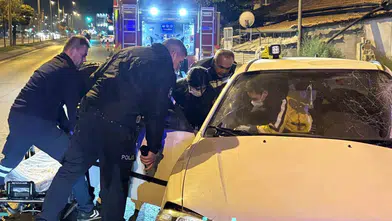 Erkilet Bulvarı'nda direksiyon hakimiyeti kayboldu: Ağaca çarpan sürücü araçta sıkıştı