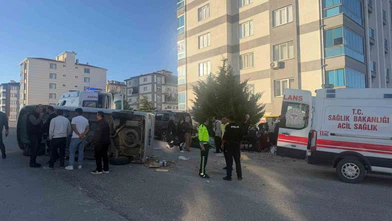 Eskişehir'de kaza: Minibüs yan yattı, 5 kişi yaralandı