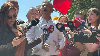 Özgür Özel'den Bakanlık önündeki işçilere destek: Gözler başka tarafa çevrilince sözler tutulmuyor
