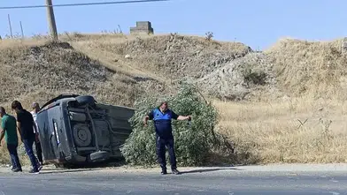 Kahta'da lastik patlaması faciaya dönüşüyordu: Takla atan araçta 2 yaralı