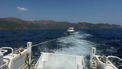 Marmaris açıklarında makine arızası: Sürüklenen yattaki 7 kişi Sahil Güvenlik botuyla tahliye edildi