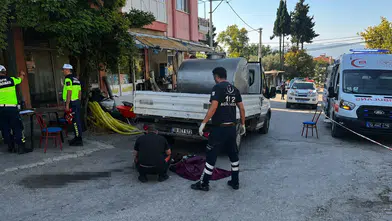 Geri manevra sırasında yolun karşısına geçmeye çalışan 91 yaşındaki adama kamyonet çarptı: Hayatını kaybetti