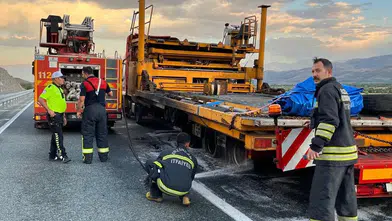 Sakaltutan Geçidi'nde tır yangını: Balata ısınması dorsedeki makineyi küle çevirdi